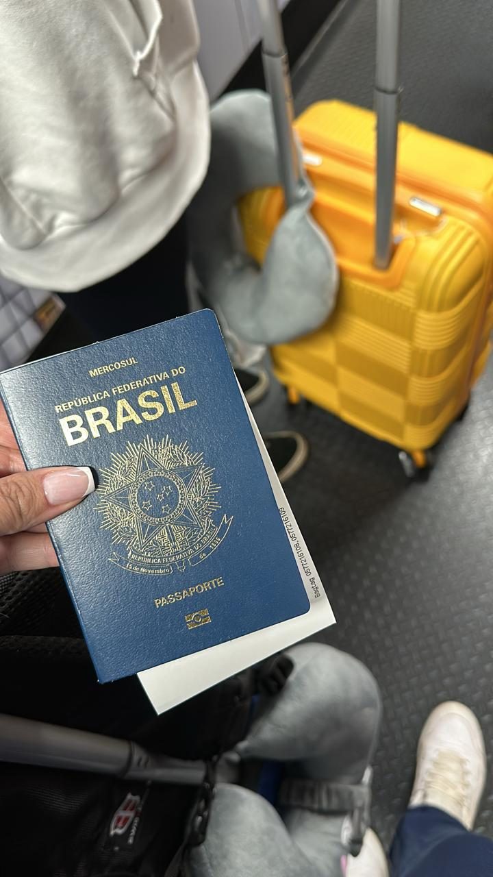 Passaporte e mala de viagem